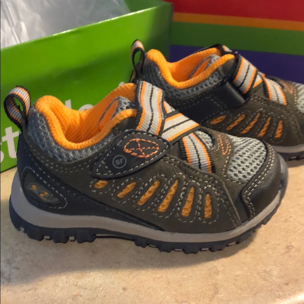 -Boys Stride Rite Osmond. Color gray. Sz 5.